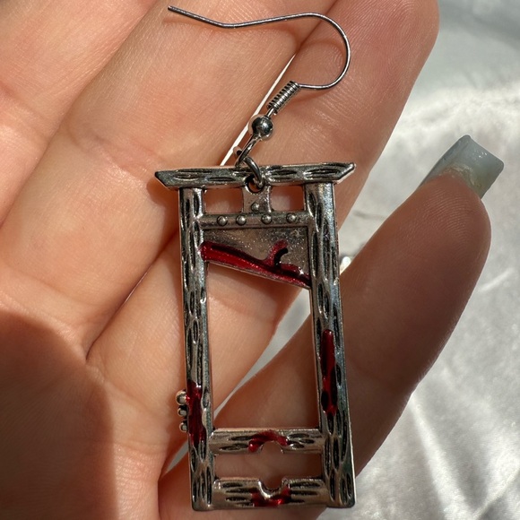 Halloween partgothic jewelery
Bloody guillotine Silver and RedDangle Earrings - Picture 4 of 5